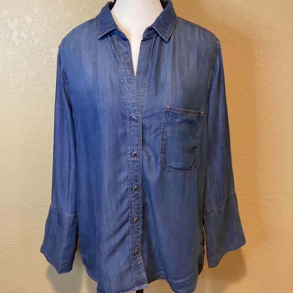 Cloth and Stone‎ Collared Denim Chambray Button Up shirt, Size Medium, Lyocell